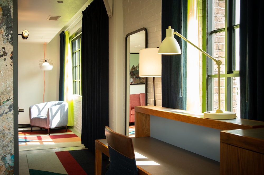 Suite, 1 King Bed, Roll-in Shower (Communications) - Photo 1