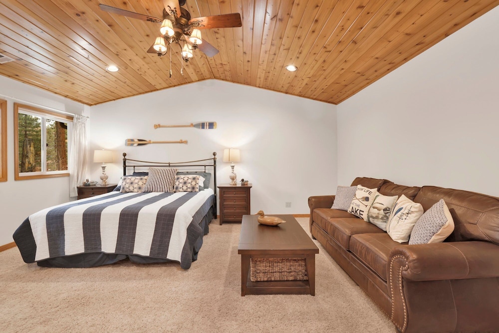 Cabin, Multiple Beds, Hot Tub, Mountain View (2246) photo 1