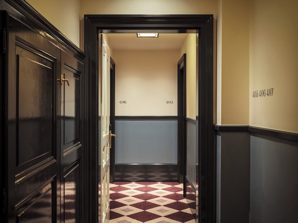 Room (Sir Residence)