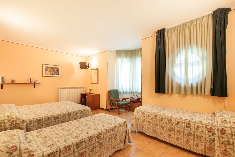 Classic Quadruple Room photo 3