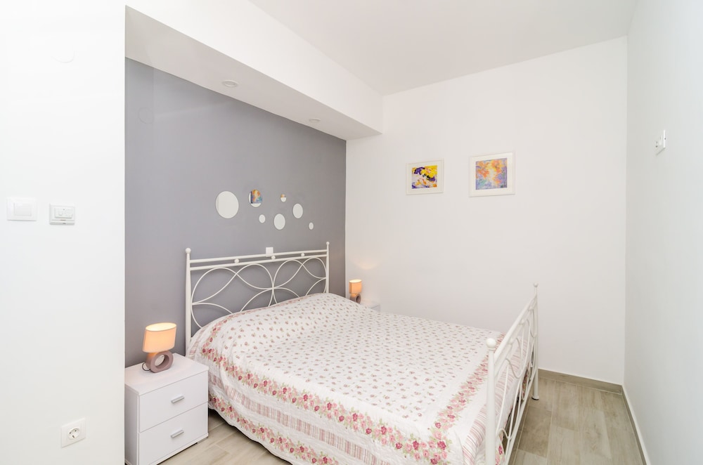 Apartment (One Bedroom Apartment)