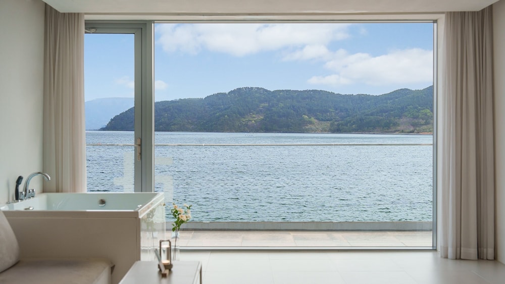 Basic Room, 1 Bedroom (Room 201 (Spa/Ocean View Window))