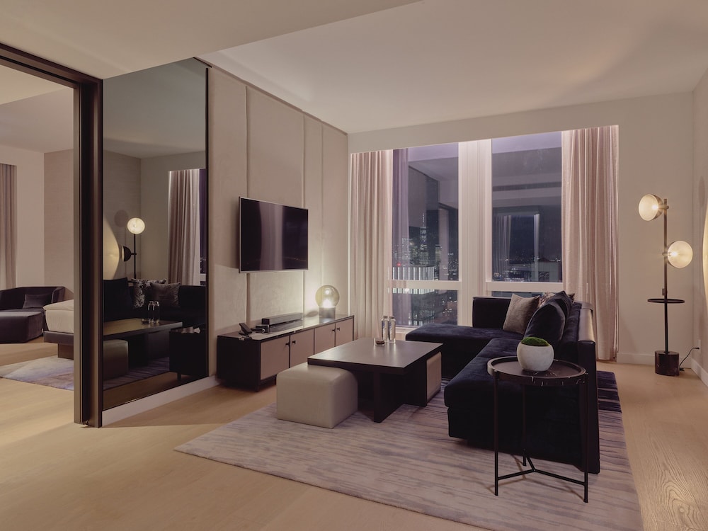 Suite, 1 Bedroom, Corner (Skyline View, 1 King Bed)