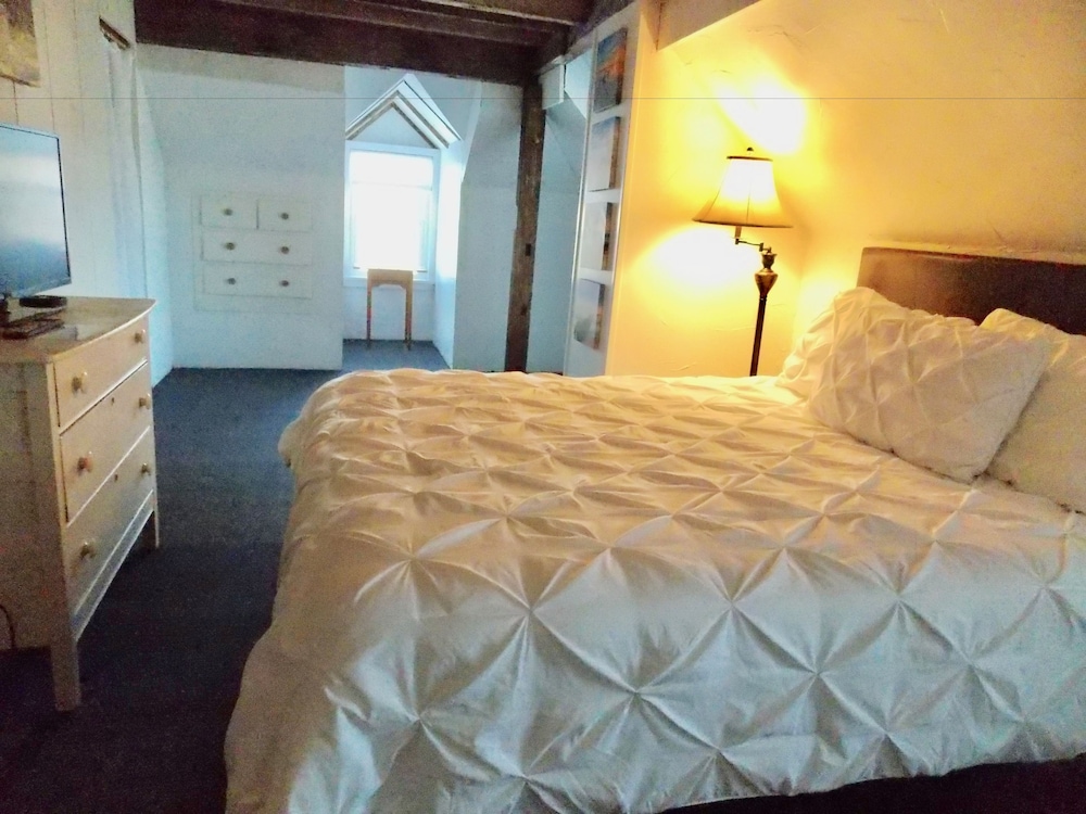 The Captain's House - Queen photo 2