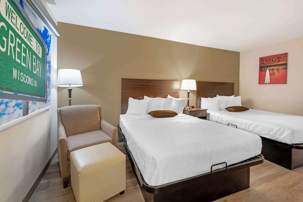 Standard Room, 2 Queen Beds, Refrigerator & Microwave, Poolside (1st Floor) - Photo 2