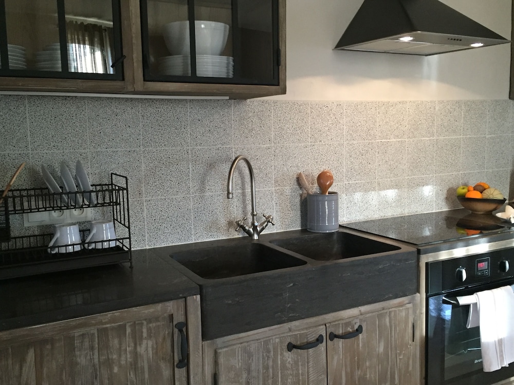 Exclusive Studio, Terrace, Valley View photo 2