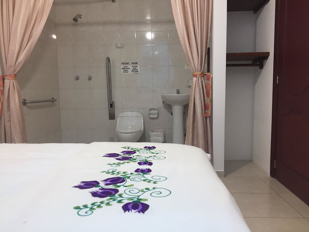 Standard Room, 1 Queen Bed photo 3