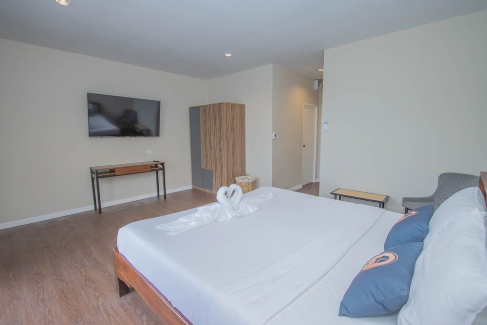 Deluxe Room, 1 Bedroom, Pool View - Photo 1