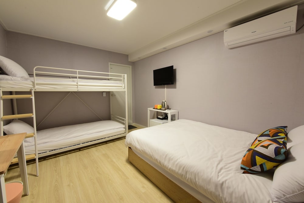 Quadruple Room - Photo 7