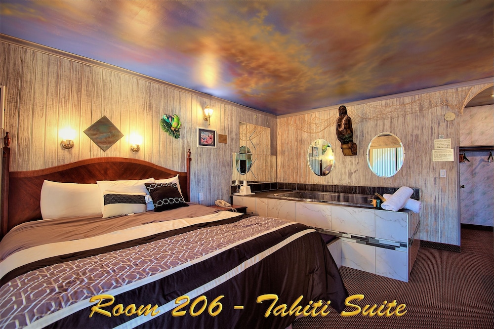 1 King or 1 Queen Bed, Non Smoking, Jetted Tub Suite (Safari, Swimmers Paradise or Tahiti) photo 3