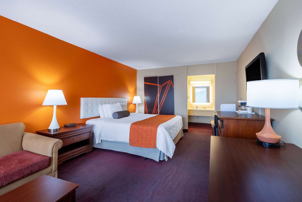 Standard Room, 1 King Bed, Smoking - Photo 3