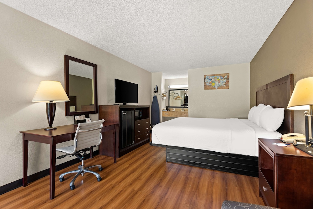 Room, 1 King Bed, Accessible, Smoking photo 3