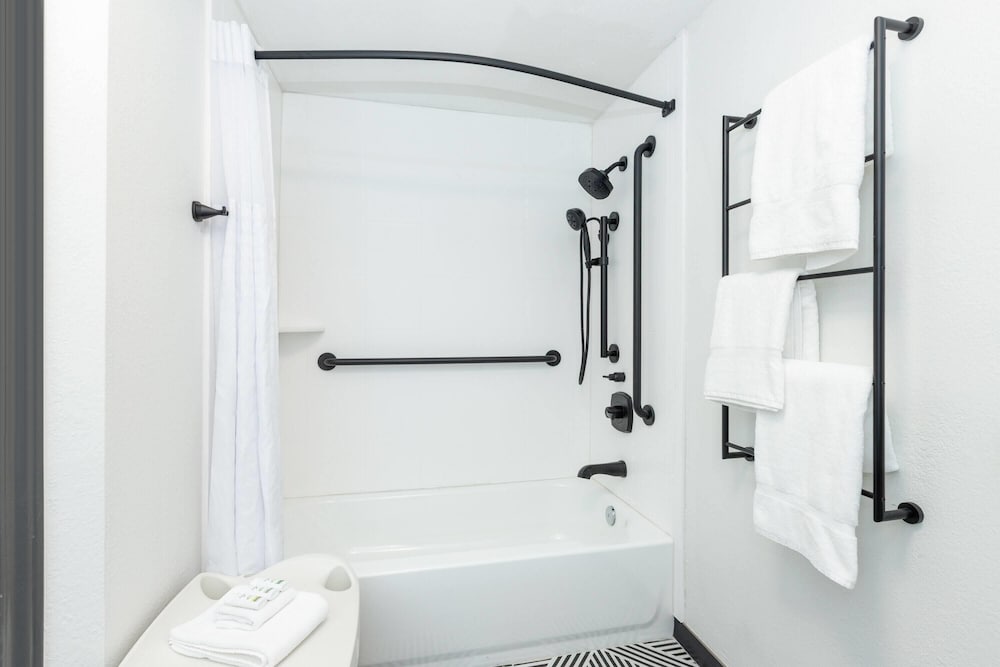 Room, 1 King Bed, Mobility Accessible, Non Smoking (Bathtub W/grab Bars)