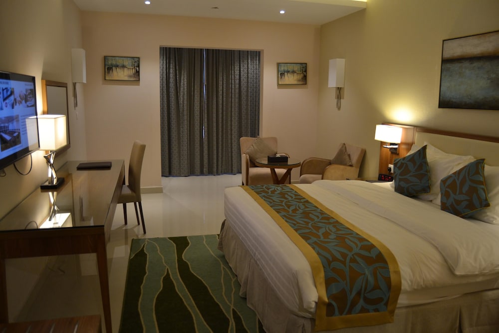 Suite, 1 King Bed, Non Smoking, Jetted Tub (Living Room)