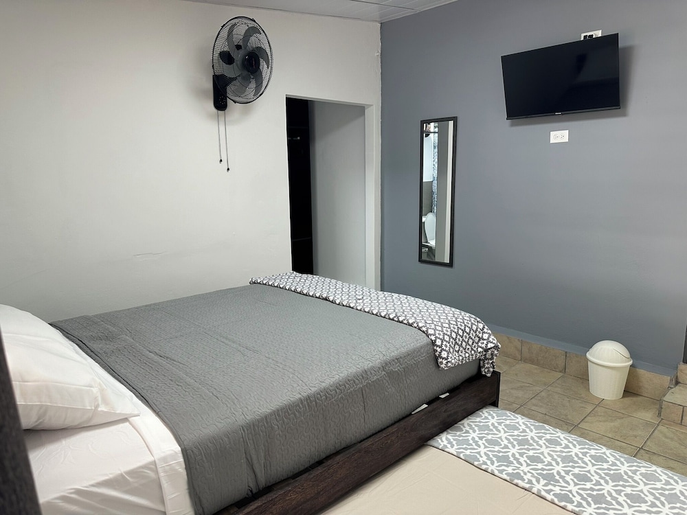 Deluxe Triple Room, Private Bathroom photo 3