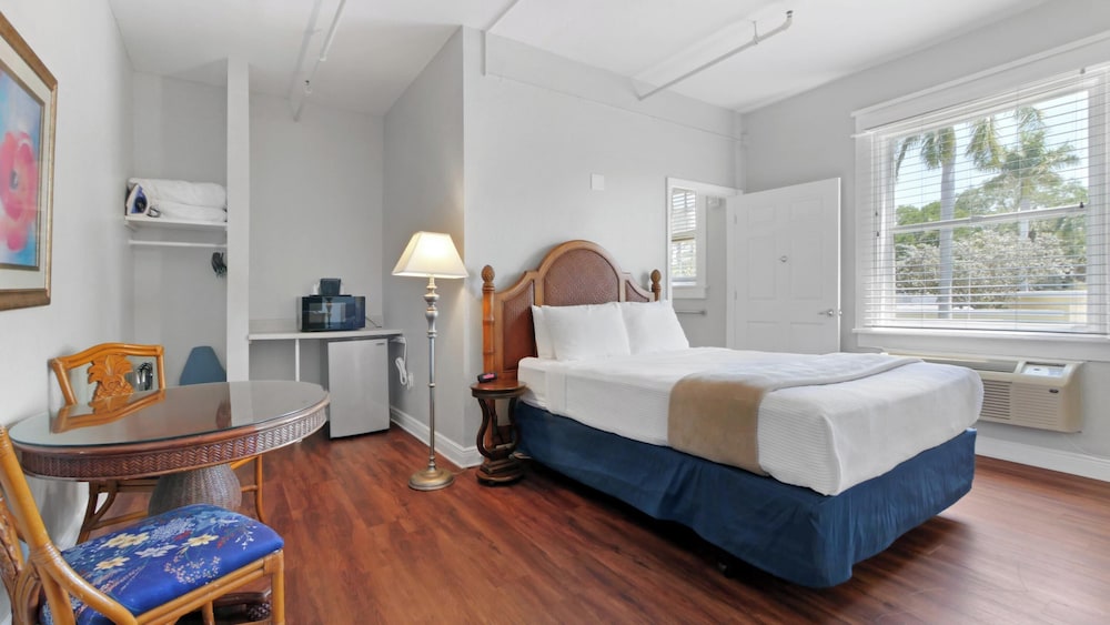 Pet-friendly Deluxe Room, 1 Queen Bed with Sofa Bed, Accessible photo 3