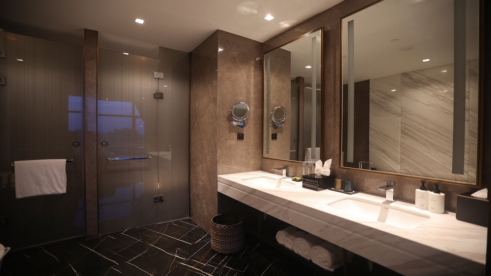 1 King Bed Premium Suite Lounge Access