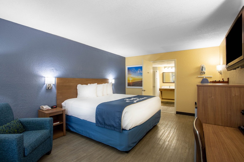 Basic Room, 1 King Bed, Non Smoking - Photo 7