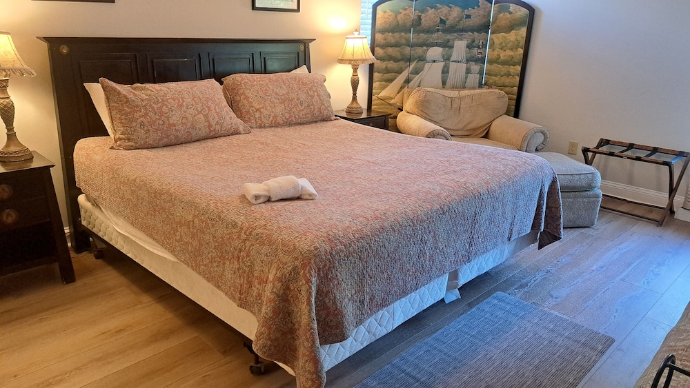 King Room 303 Pet Friendly Upstairs