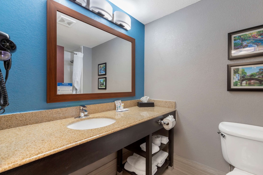 Comfort Inn and Suites Near Medical Center, Photo 7