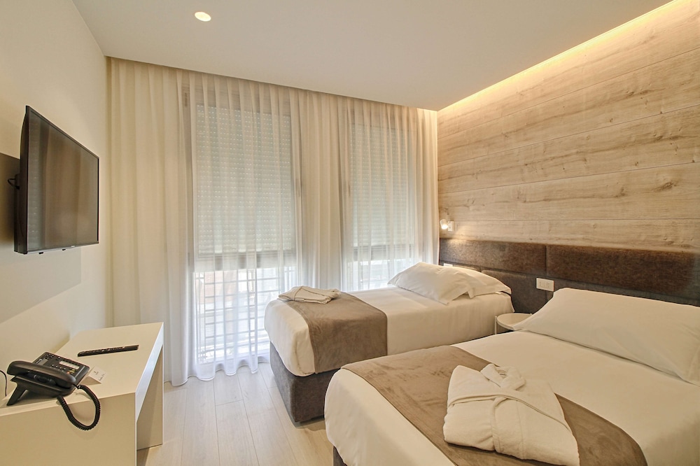 Standard Double or Twin Room photo 1