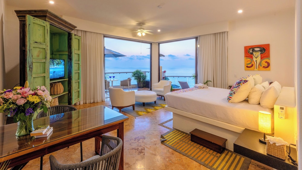 Deluxe Suite, 1 King Bed, Ocean View