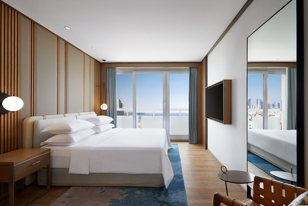 Club Suite, 1 Bedroom - Photo 3