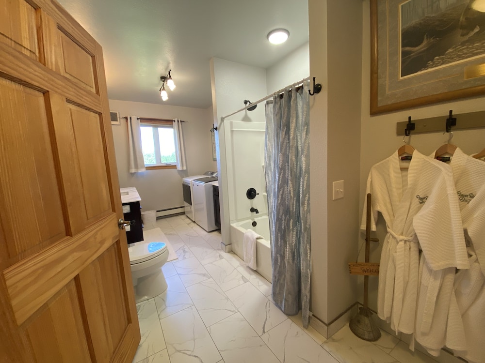 Signature Suite, Multiple Beds, Kitchen, Mountain View photo 3