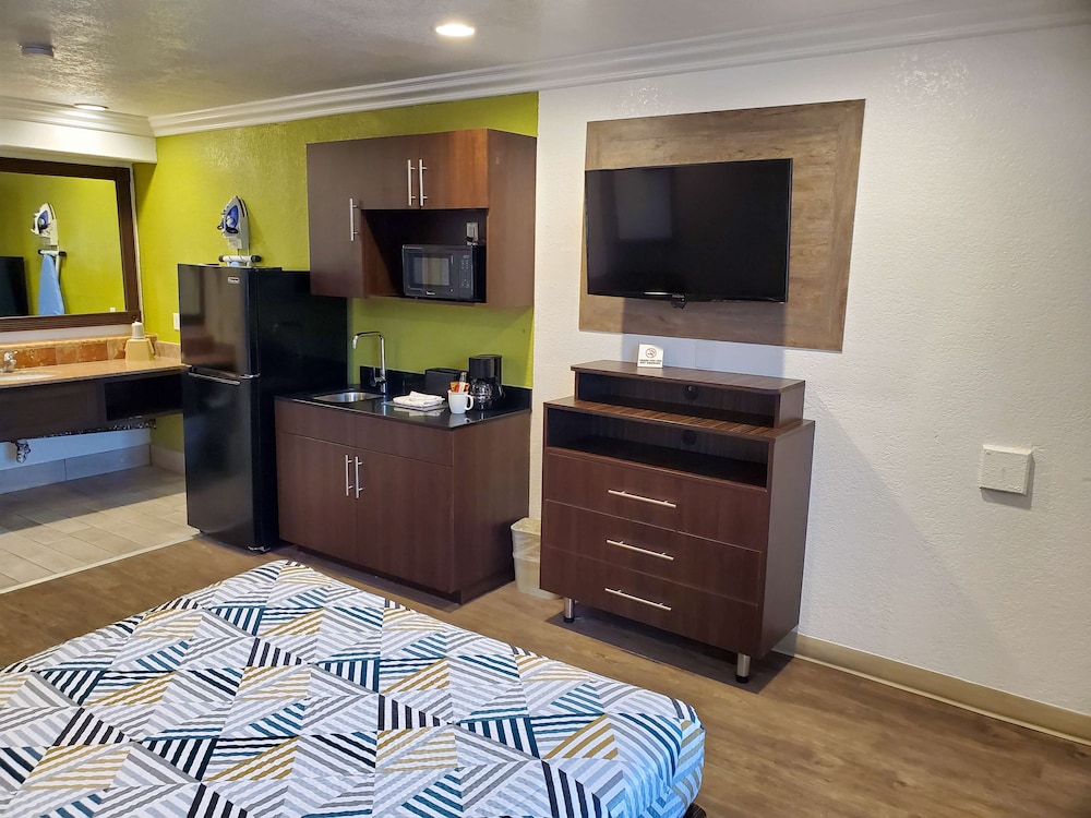 Standard Room, 1 Queen Bed, Non Smoking, Kitchenette - Photo 4