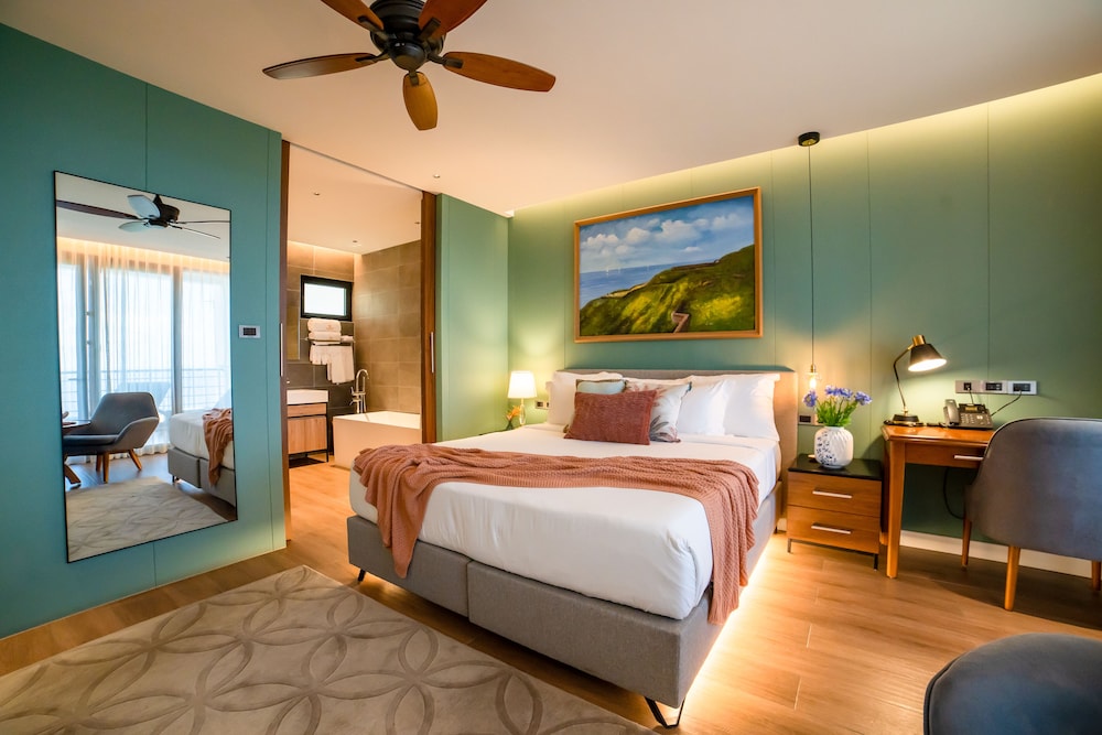 Deluxe Room, 1 King Bed, Ocean View, Ground Floor
