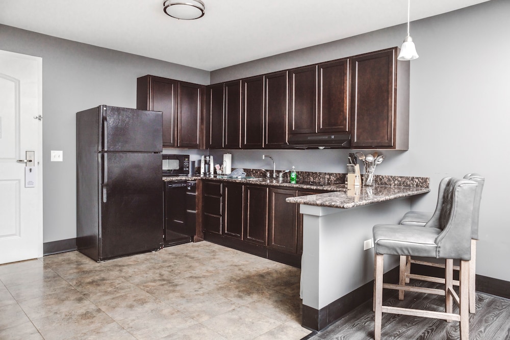 Room, 1 King Bed, Kitchenette - Photo 2