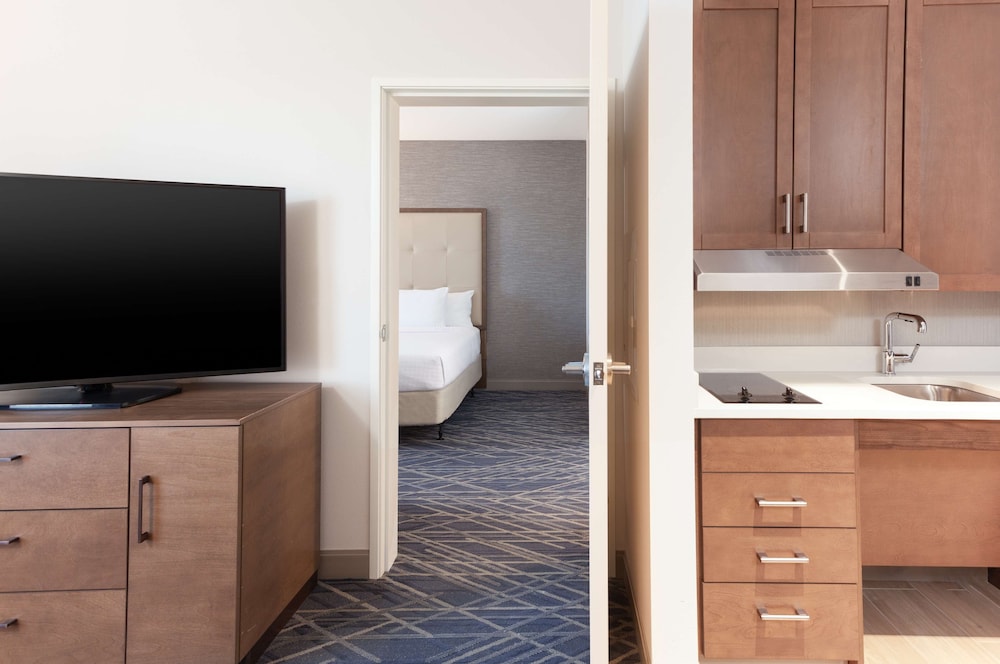 Suite, 1 Queen Bed, Accessible, Bathtub photo 3