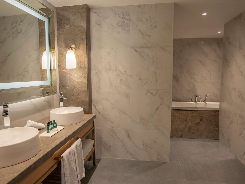 Prestige Suite, One Bedroom, Bosphorus View, King Bed (Club Millesime Access) photo 1