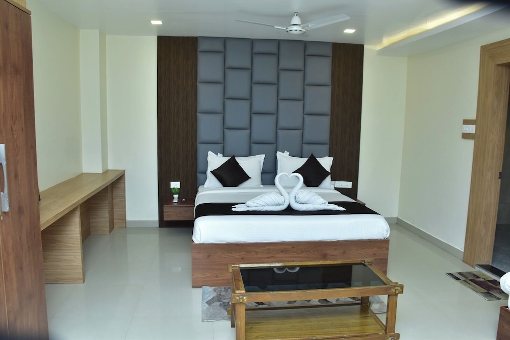 Deluxe Double Room, 1 King Bed, Private Bathroom, Garden View