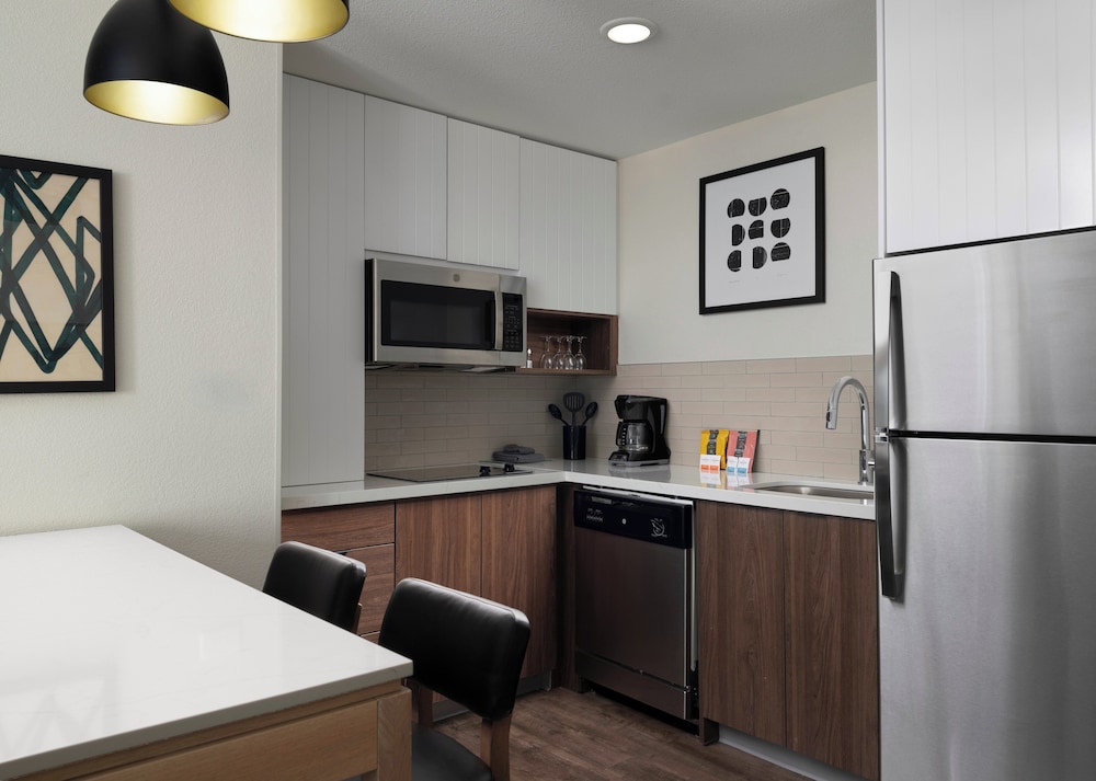 Suite, 1 Bedroom, Kitchen - Photo 1