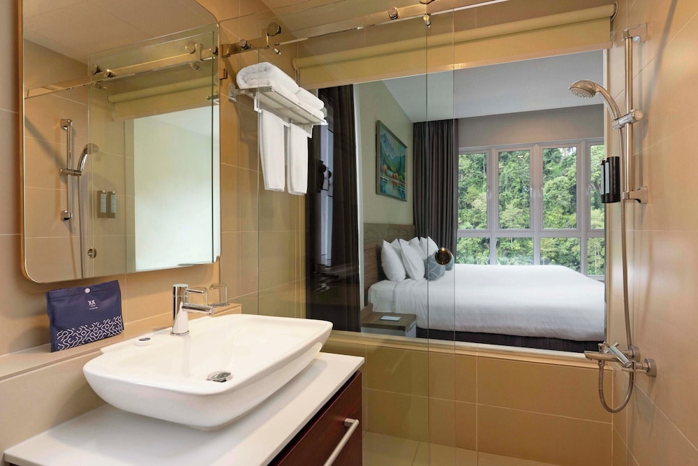 Deluxe Suite Lakeview thumbnail 5