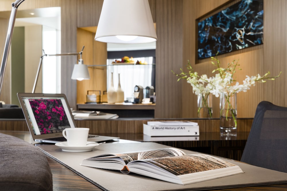 CLUB 80 Harbour Suite King (with Club Lounge Access) thumbnail 6
