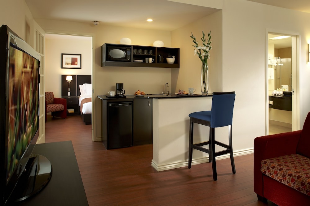 Suite, 1 Bedroom, Balcony - Photo 1