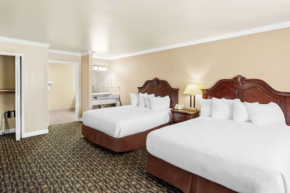 Standard Room, 2 Queen Beds, Non Smoking, Refrigerator & Microwave photo 3