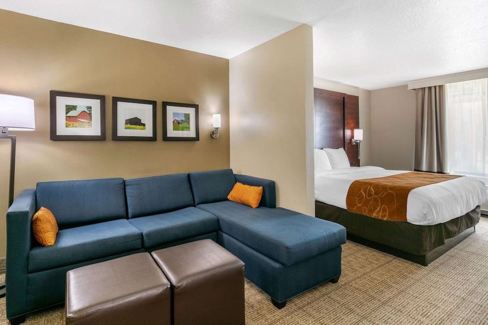 1 King Bed, Suite, Nonsmoking - Photo 1