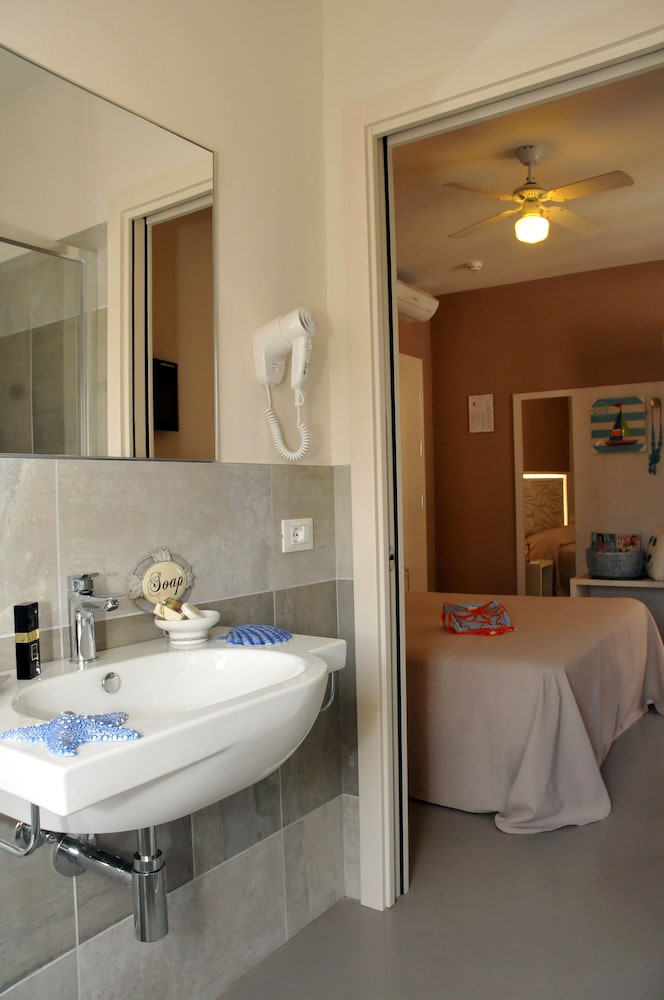 Deluxe Double or Twin Room, Balcony photo 3