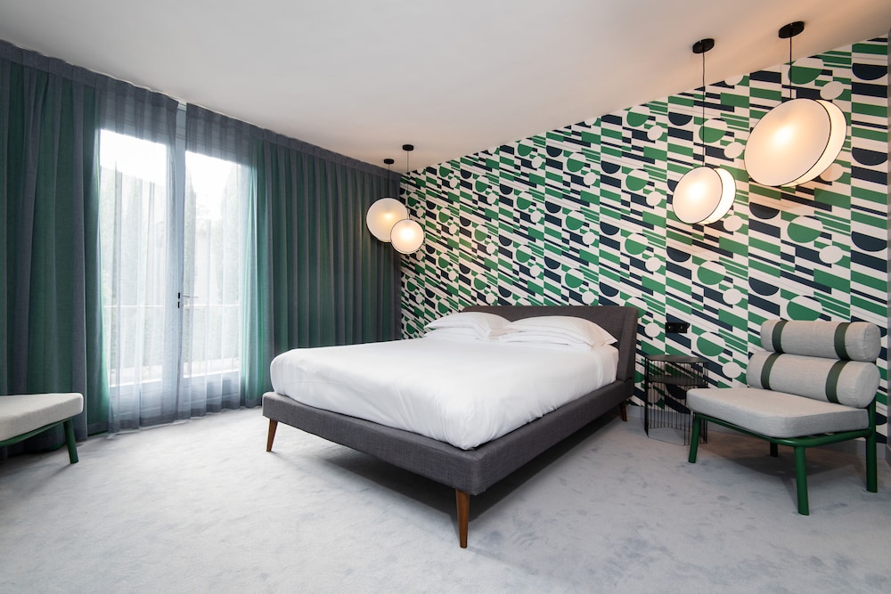 Large Suite - Photo 2