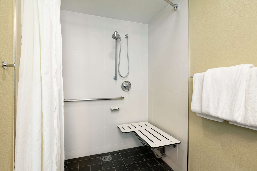 Makai Lanai Room, 1 King Bed, Garden View (Roll In Shower)