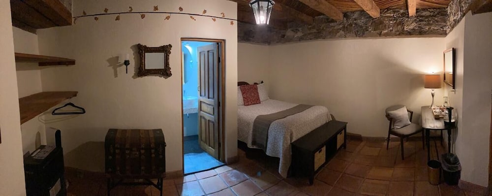 Basic Studio, 1 Queen Bed, Non Smoking, Terrace photo 1