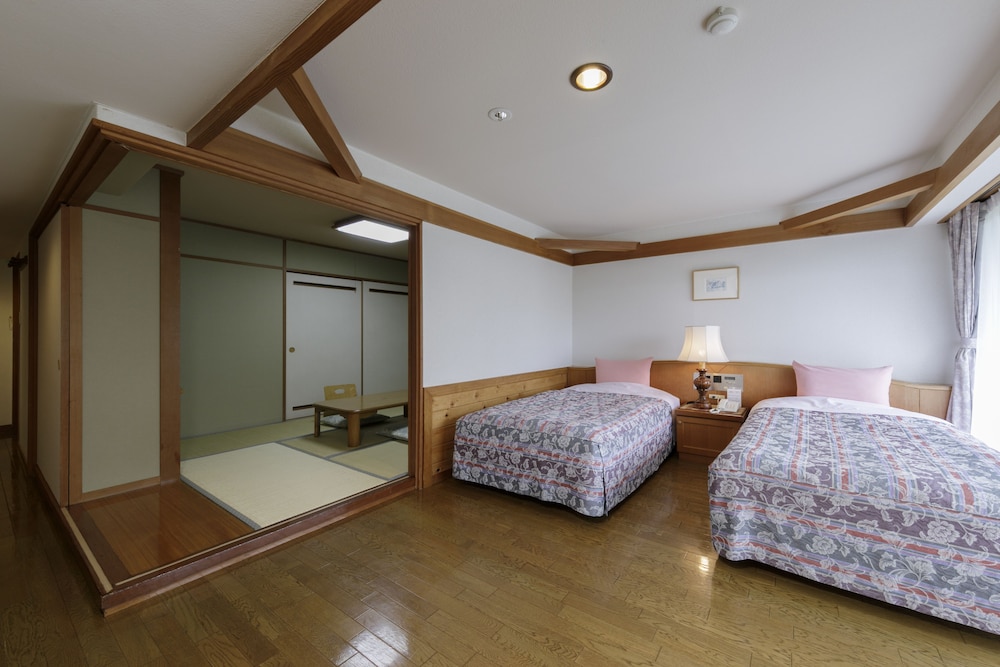 Japanese Western Style Wide Room, Up to 4 People photo 2