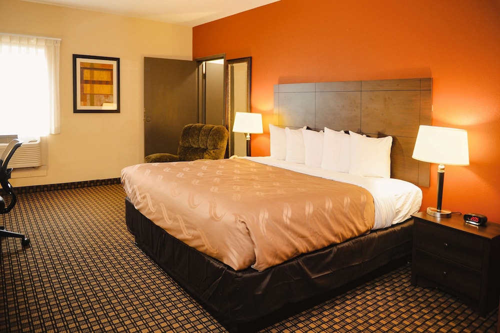 Suite, 1 King Bed, Non Smoking, Fireplace photo 3