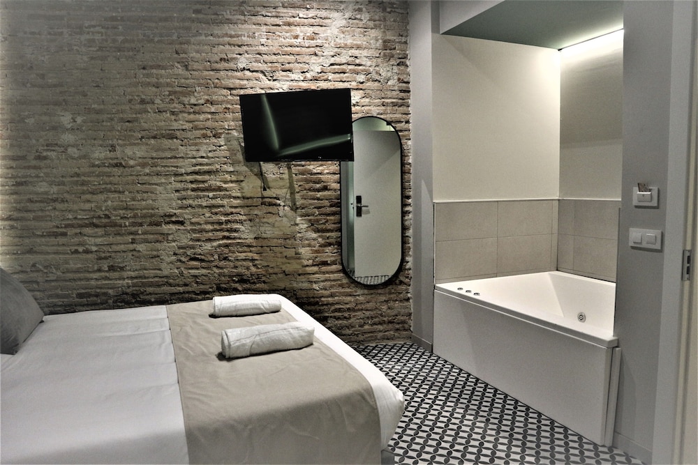 Double Room, Hot Tub - Photo 10
