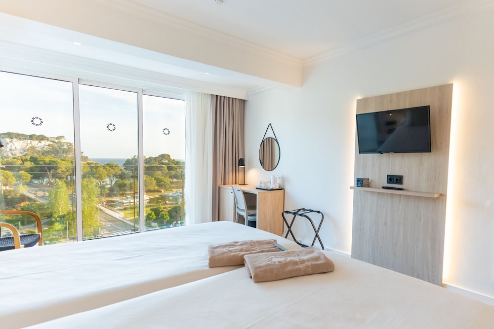 Habitación Doble Superior con Vistas al Mar (2 adultos y 1 niño)