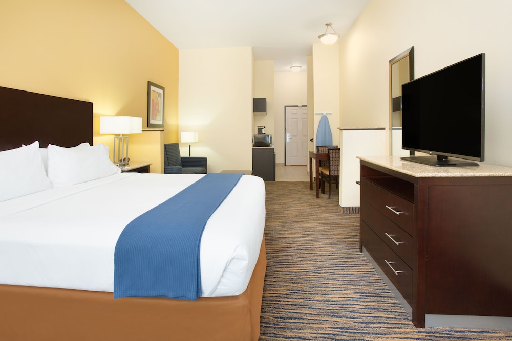 Suite, 1 King Bed, Accessible (Comms Accessible. Roll-In Shower) photo 2