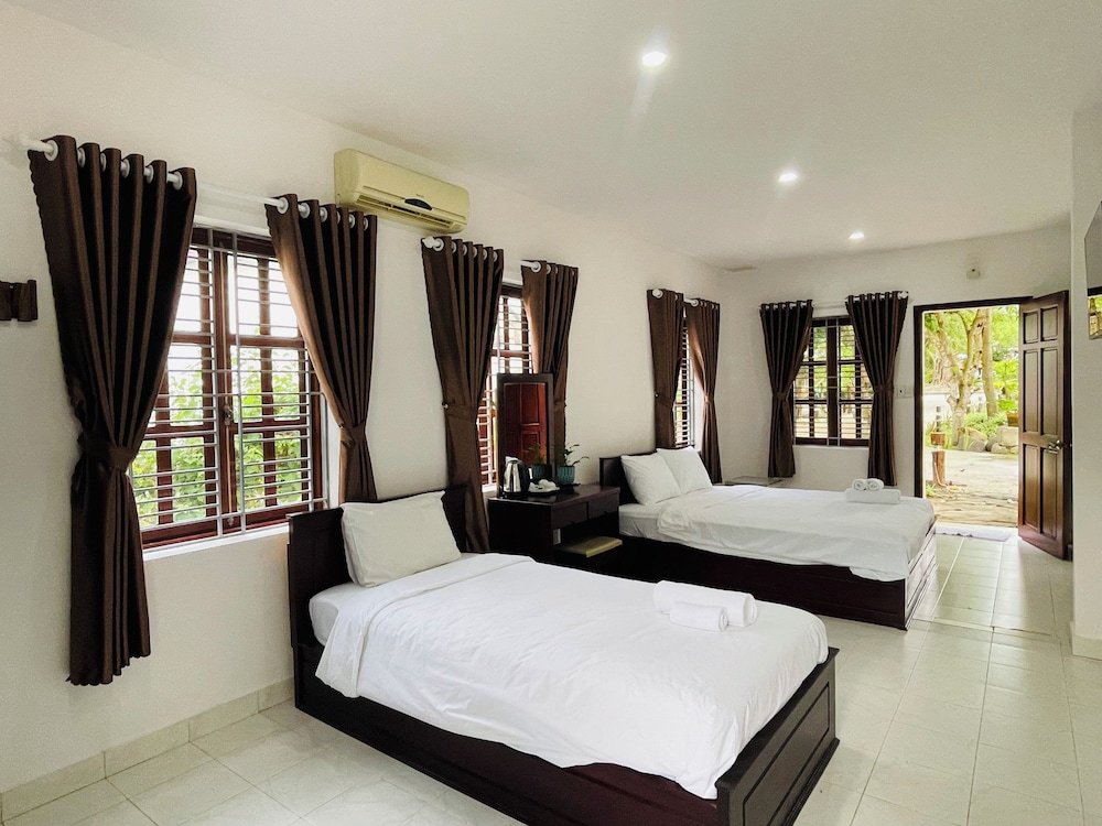 Triple Room, Air conditioning, Pool View photo 2